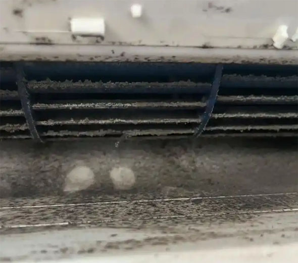 云安空调吹的风有股烧焦味是怎么回事